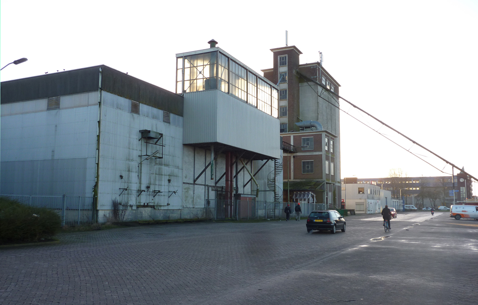 the characteristic silo building south of the harbour basin / © 