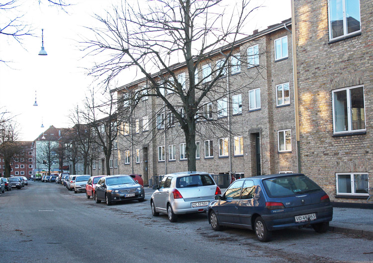 Parking alongside the Cort Adelers street in Søheltekvarteret / © 