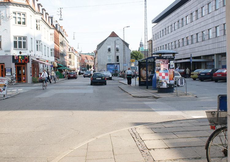 Arriving at the hospital (to the right) / © 