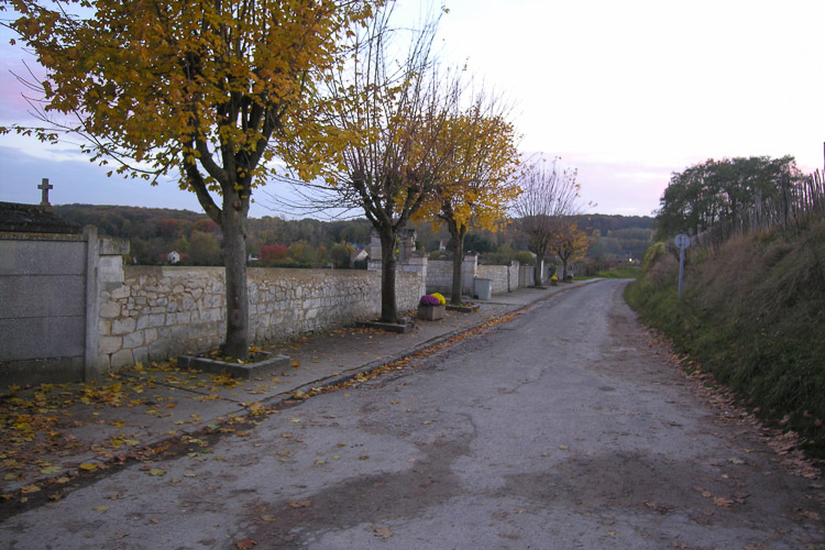 Le cimetière et le chemin de la vallée aux prêtres / © 