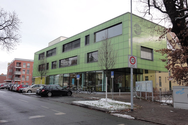 The “Südpunkt” educational centre on Pillenreuther Straße is an element that lends new identity to the neighbourhood / © 