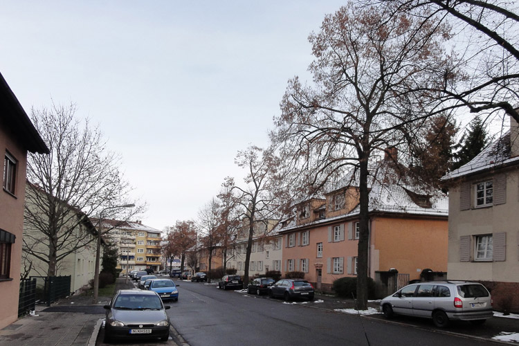 The public space of Schillingstraße undeniably has charm. The stately stock of trees is to be preserved. / © 