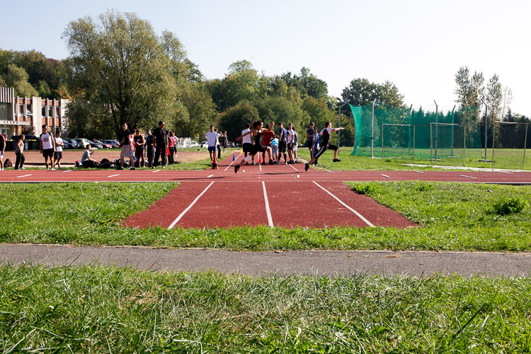 Un pôle de co-usages ; les équipements sportifs universitaires et communaux / © 