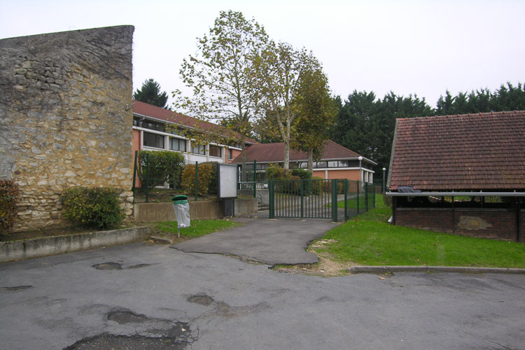 L'école depuis la cour des services communaux / © 