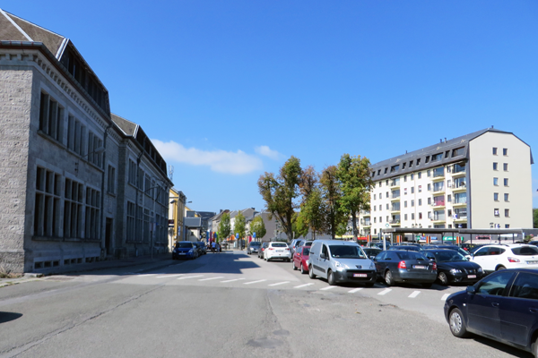 Zone de parkings devant la gare / © 