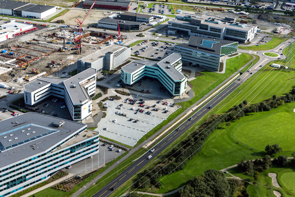 Oil driven urbanity. Large, new office complexes with surrounding parking space populate the area