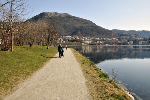 Waterfront promenade along Store Lungegårdsvann / © 