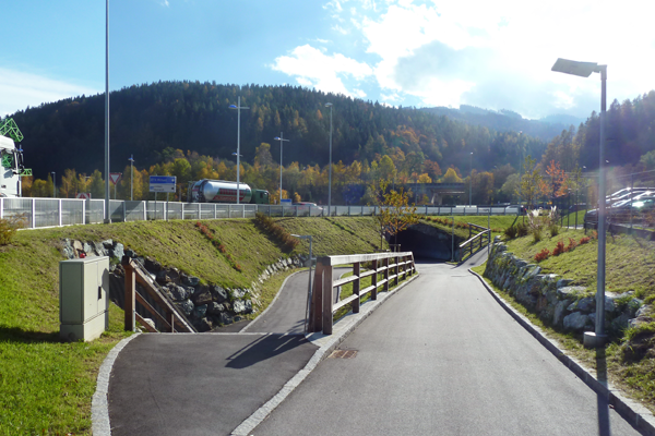 Pedestrian passage to access the project site / © 